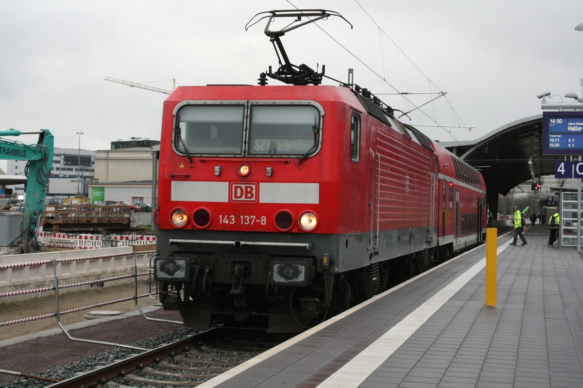 143 137 mit ihrer kurzen S7-Garnitur im Bahnhof Halle/Saale Hbf am 14.2.20