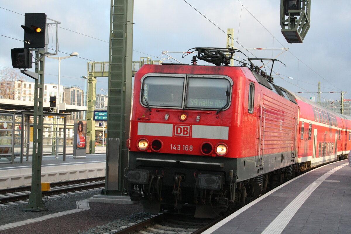 143 168 von Eilenburg kommend bei der Einfahrt in den Endbahnhof Halle/Saale Hbf am 8.4.21