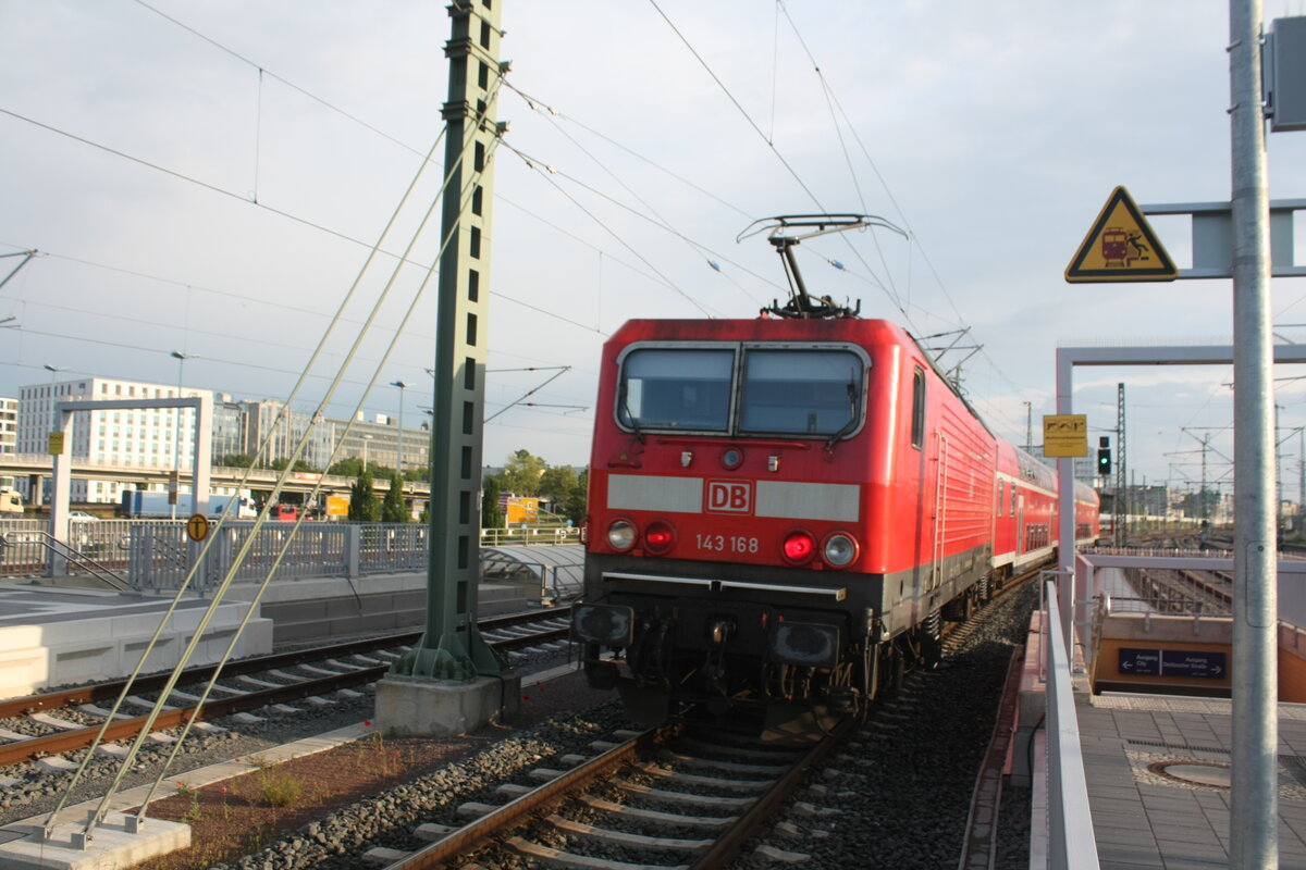 143 168 verlsst den Bahnhof Halle/Saale Hbf in Richtung Eilenburg am 1.6.22