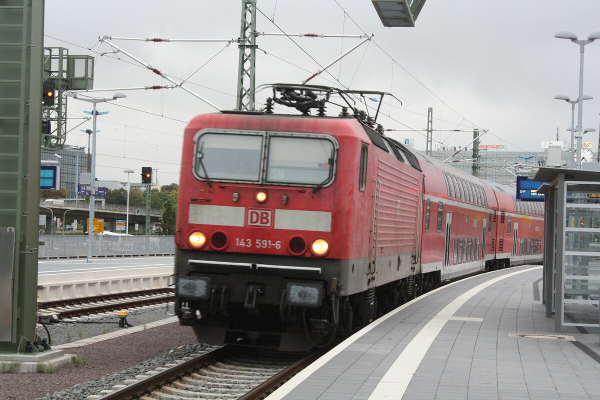 143 591 von Eilenburg kommend bei der Einfahrt in den Endbahnhof Halle/Saale Hbf am 26.8.21