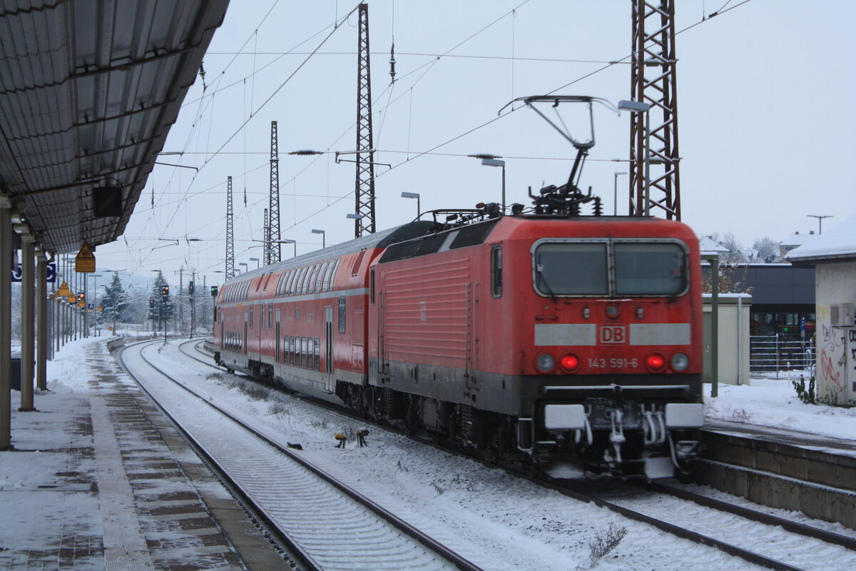 143 591 verlässt als RE18 mit ziel Halle/Saale Hbf den Bahnhof Naumburg(Saale) Hbf am 1.12.23