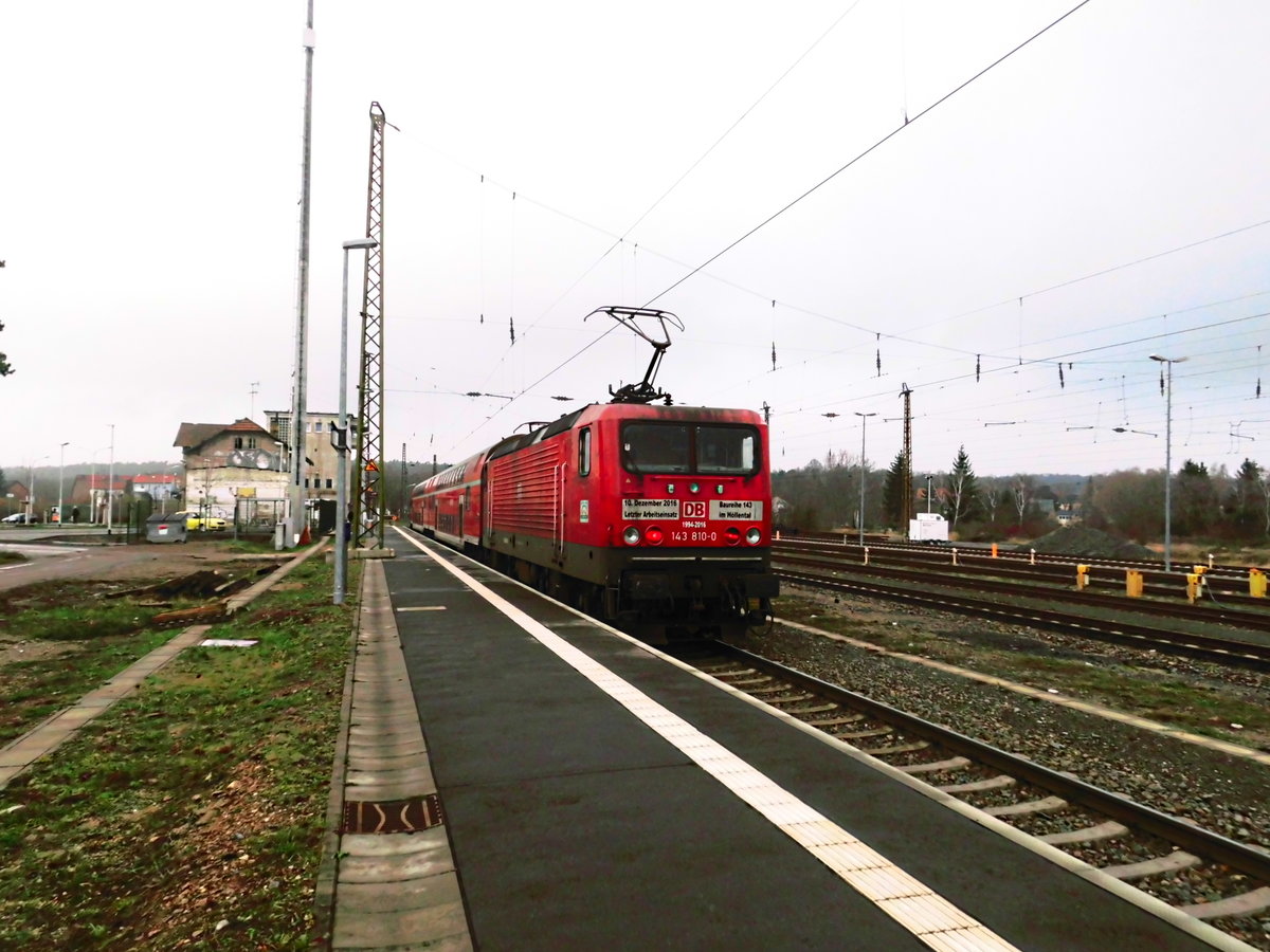 143 810 als S7 mit ziel Halle/Saale Hbf im Bahnhof Halle-Nietleben am 27.1.18