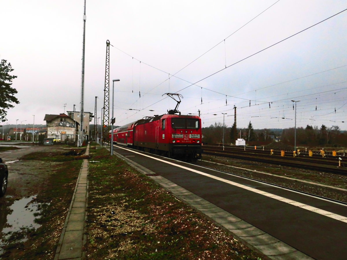 143 810 als S7 mit ziel Halle/Saale Hbf im Bahnhof Halle-Nietleben am 27.1.18