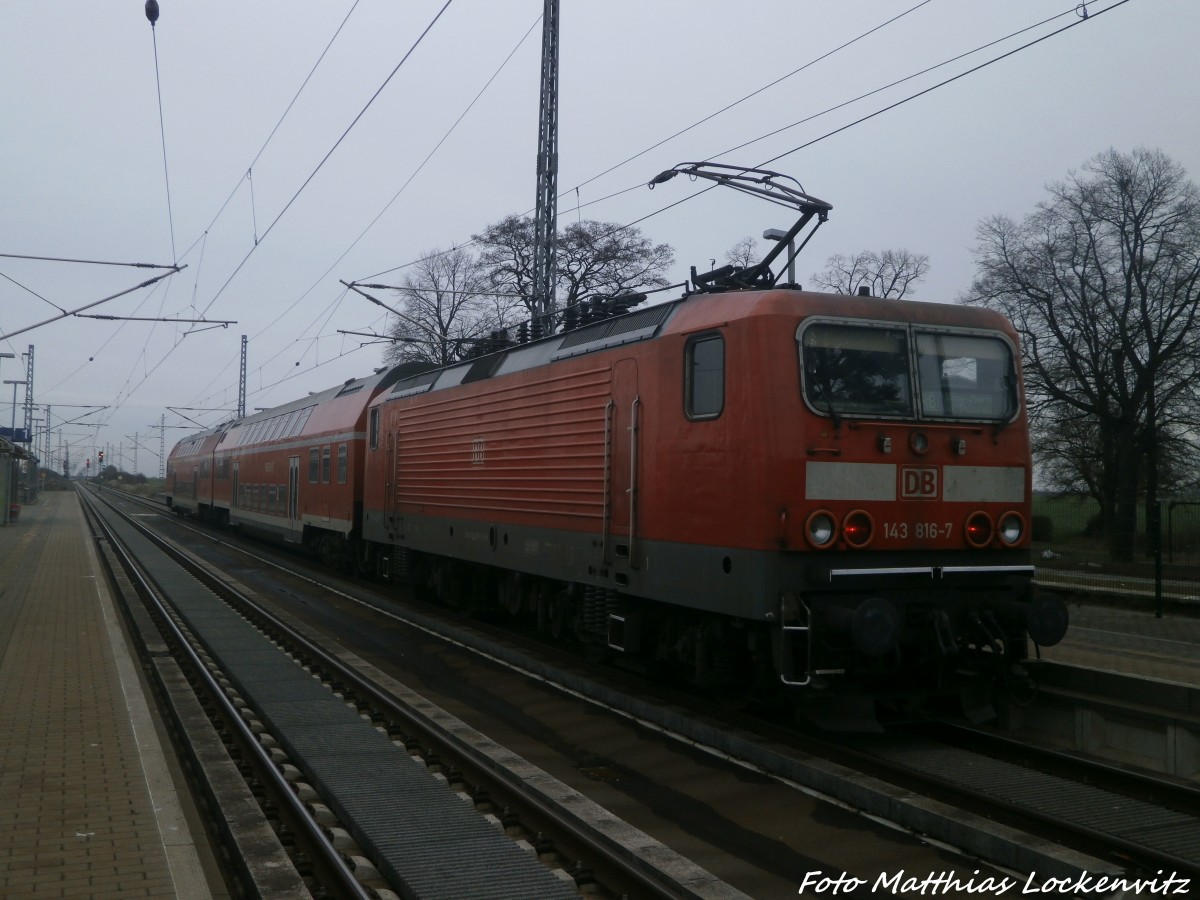 143 816-7 als RB 37862 mit ziel Lutherstadt Wittenberg im Bahnhof Landsberg (b Halle/Saale) am 3.1.15