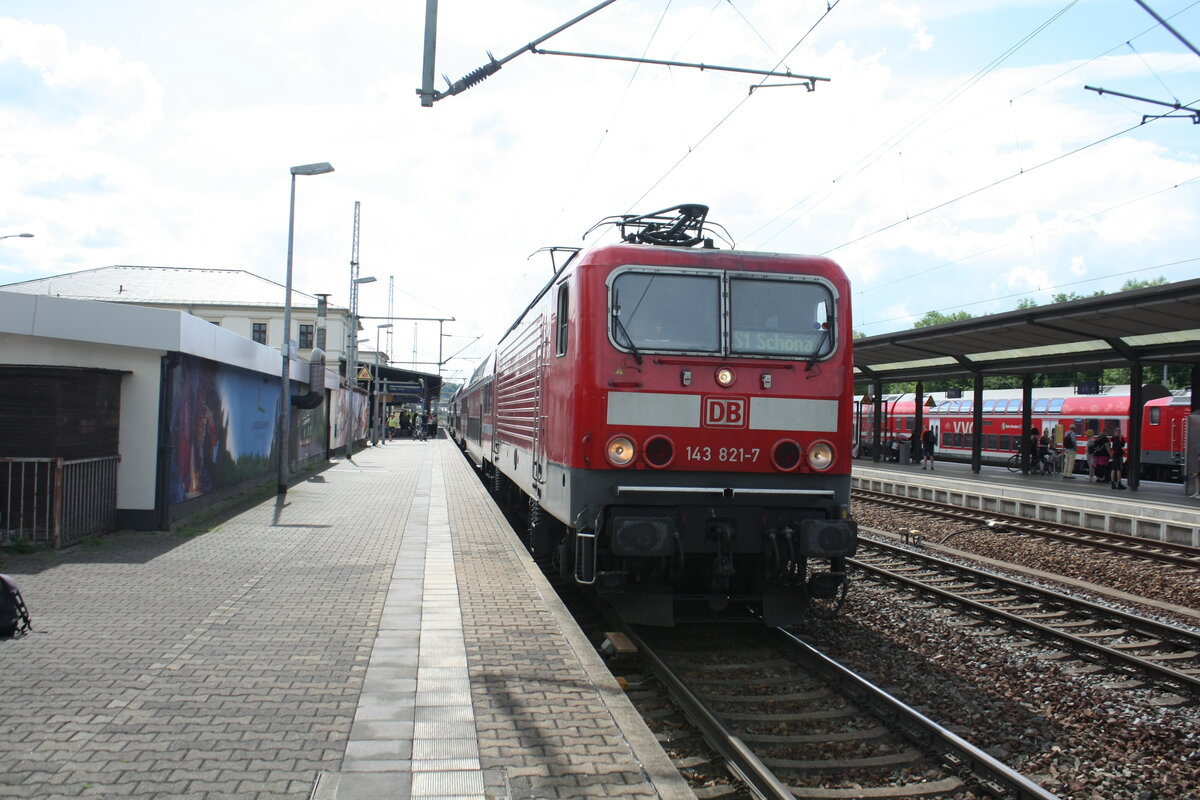 143 821 verlsst mit Ziel Schna den Bahnhof Pirna am 6.6.22