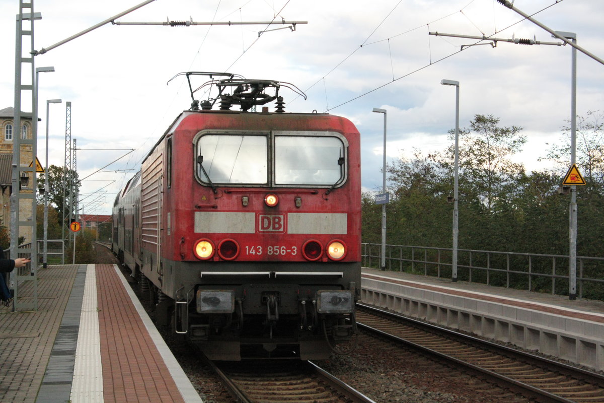 143 856 als S9 mit ziel Halle/Saale Hbf bei der einfahrt in den Bahnhof Delitzsch ob Bf am 4.11.19