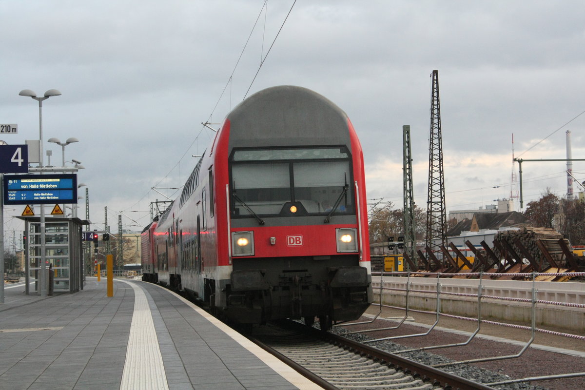 143 856 kommt mit 760er Steuerwagen aus Richtung Halle-Nietleben in den Endbahnhof Halle/Saale Hbf am 4.1.20 eingefahren.