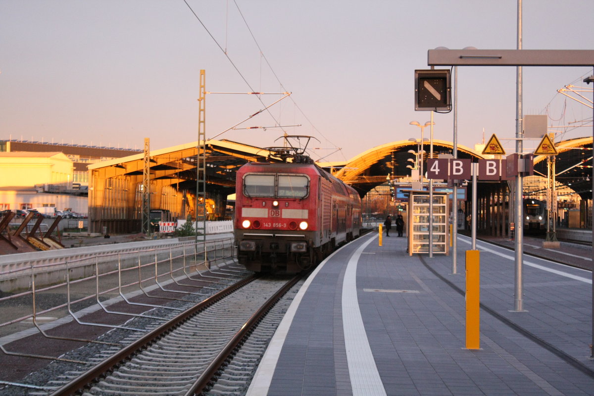 143 856 steht als S7 mit ziel Halle-Nietleben im Bahnhof Halle/Saale Hbf am 11.12.19