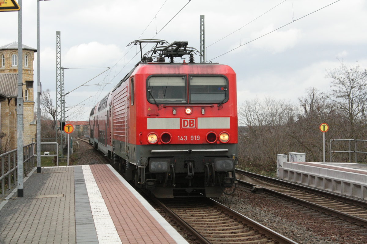 143 919 von Eilenburg kommend mit ziel Halle/Saale Hbf bei der Einfahrt in den Bahnhof Delitzsch ob Bf am 16.3.21