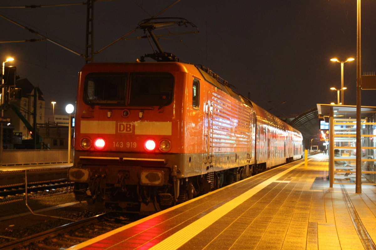 143 919 mit der S7 im Bahnhof Halle/Saale Hbf am 8.1.21