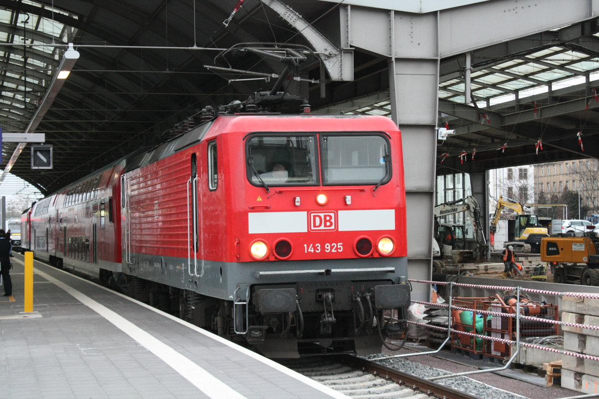 143 925 und 143 114 steht als S9 mit ziel Eilenburg im Bahnhof Halle/Saale Hbf am 6.2.20