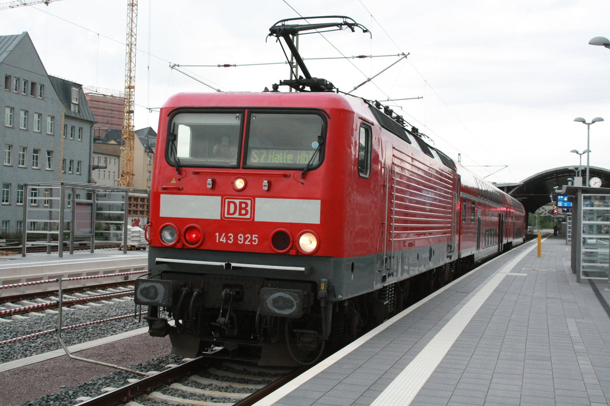 143 925 mit ihrer S7 Garnitur im Bahnhof Halle/Saale Hbf am 23.7.20