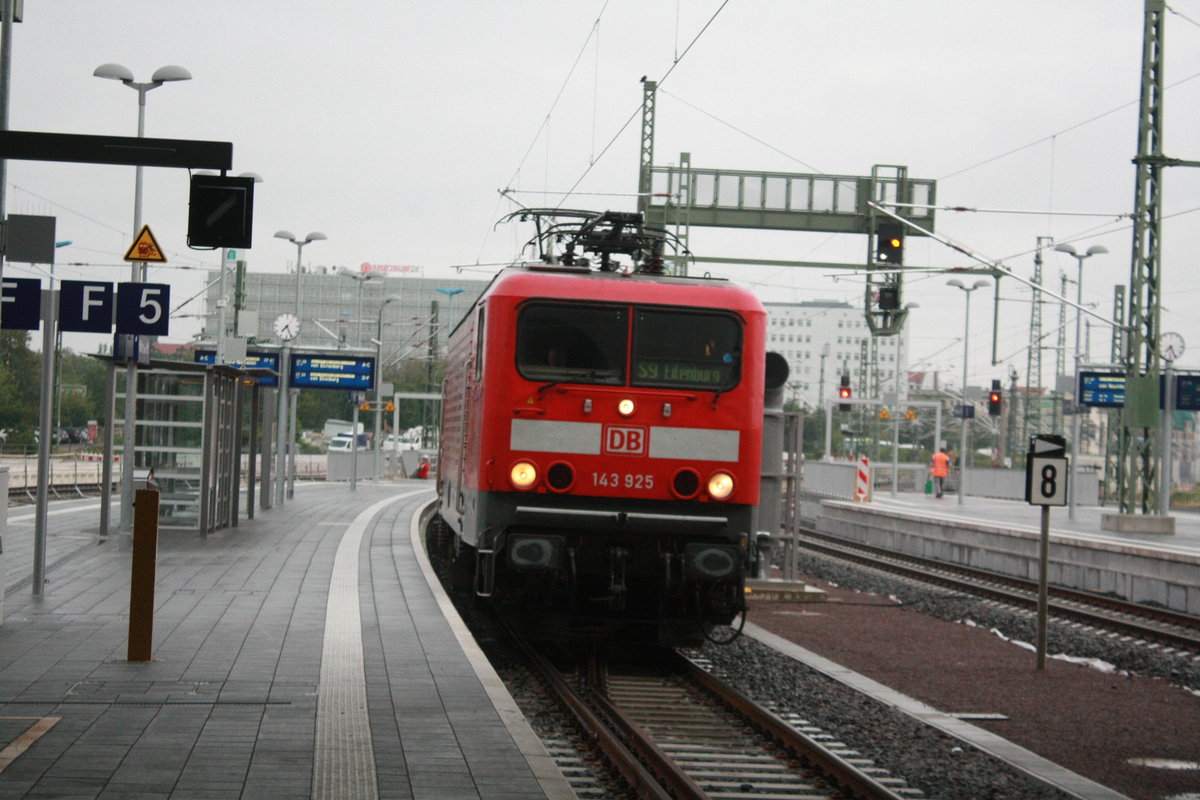 143 925 mit der S9 von Eilenburg kommend bei der einfahrt in den Endbahnhof Halle/Saale Hbf am 9.7.20