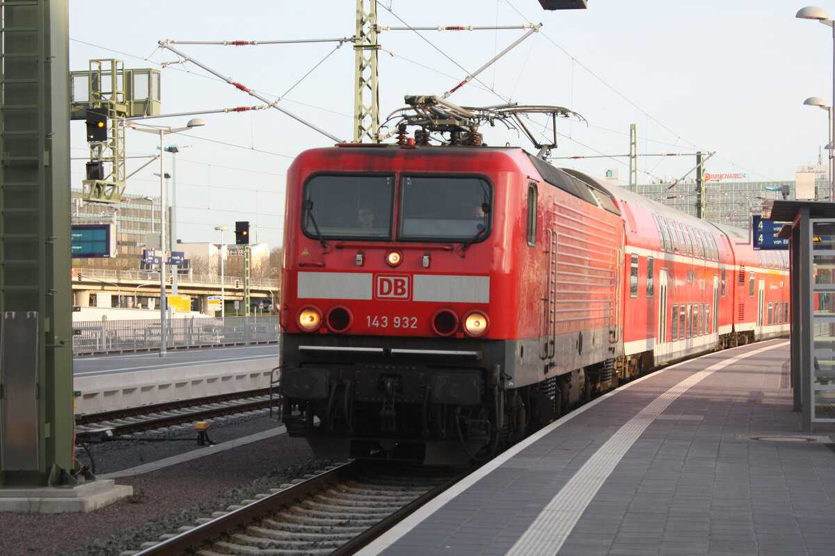 143 932 von Eilenburg kommend bei der Einfahrt in den Endbahnhof Halle/Saale Hbf am 12.4.22