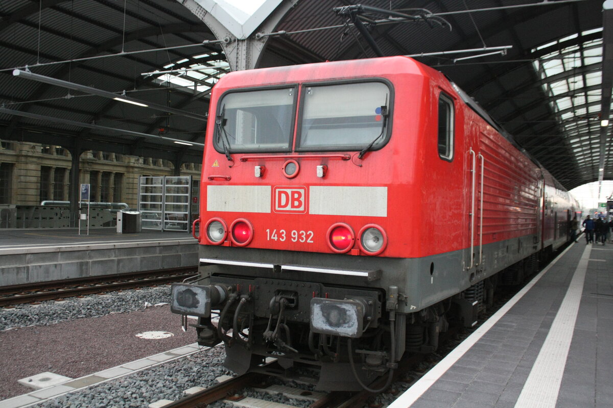 143 932 von Eilenburg kommend in den Endbahnhof Halle/Saale Hbf eingefahren am 27.5.21