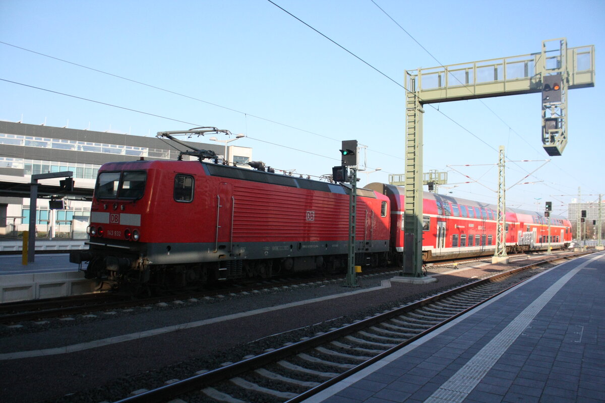 143 932 verlsst als S47 mit Ziel Halle-Trotha den Bahnhof Halle/Saale Hbf am 5.3.22