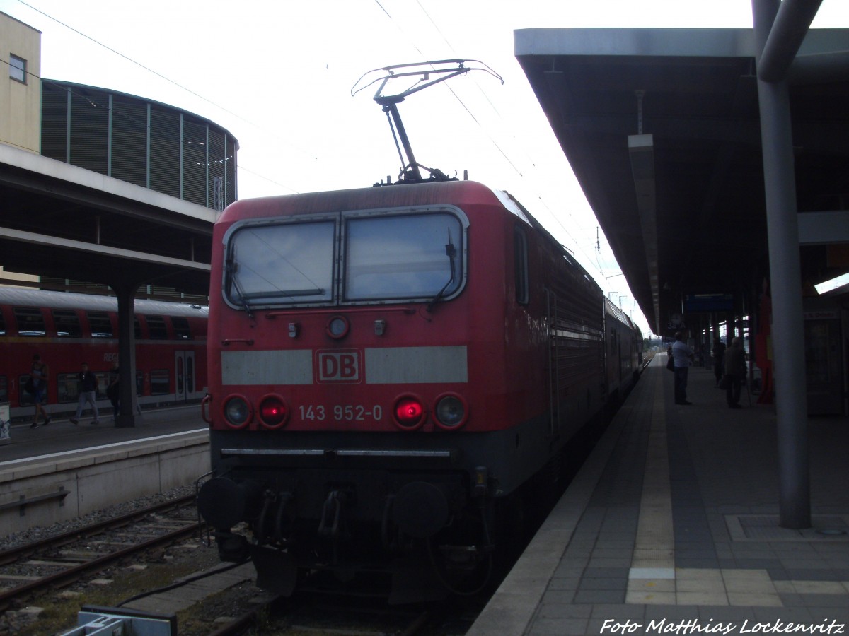 143 952-0 als RE5 mit ziel Neustrelitz Hbf im Bahnhof Stralsund Hbf am 15.7.14