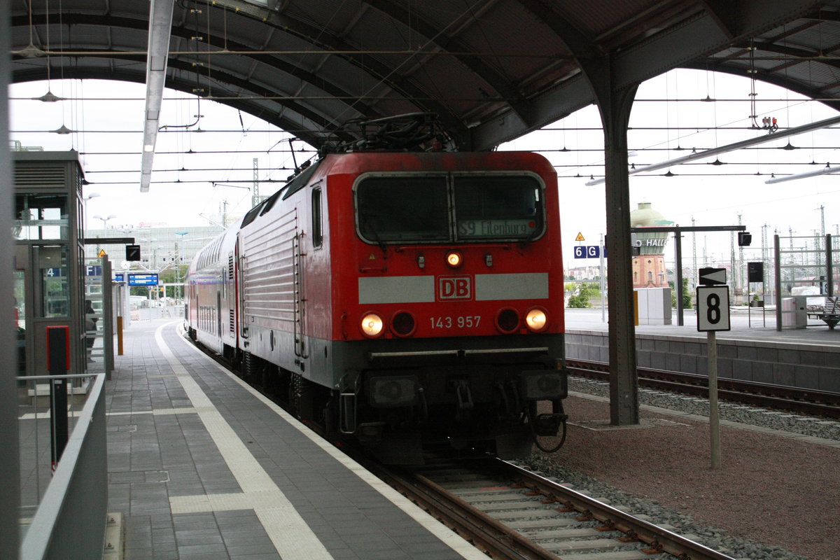 143 957 mit ihrer S9 bei der einfahrt in den Endbahnhof Halle/Saale Hbf am 23.7.20