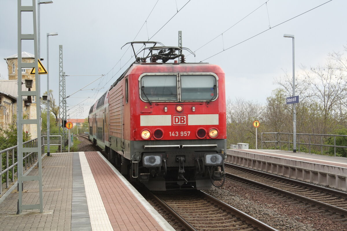 143 957 mit der S9 von Eilenburg kommend mit Ziel Halle/Saale Hbf bei der Einfahrt in den Bahnhof Delitzsch ob Bf am 6.5.21