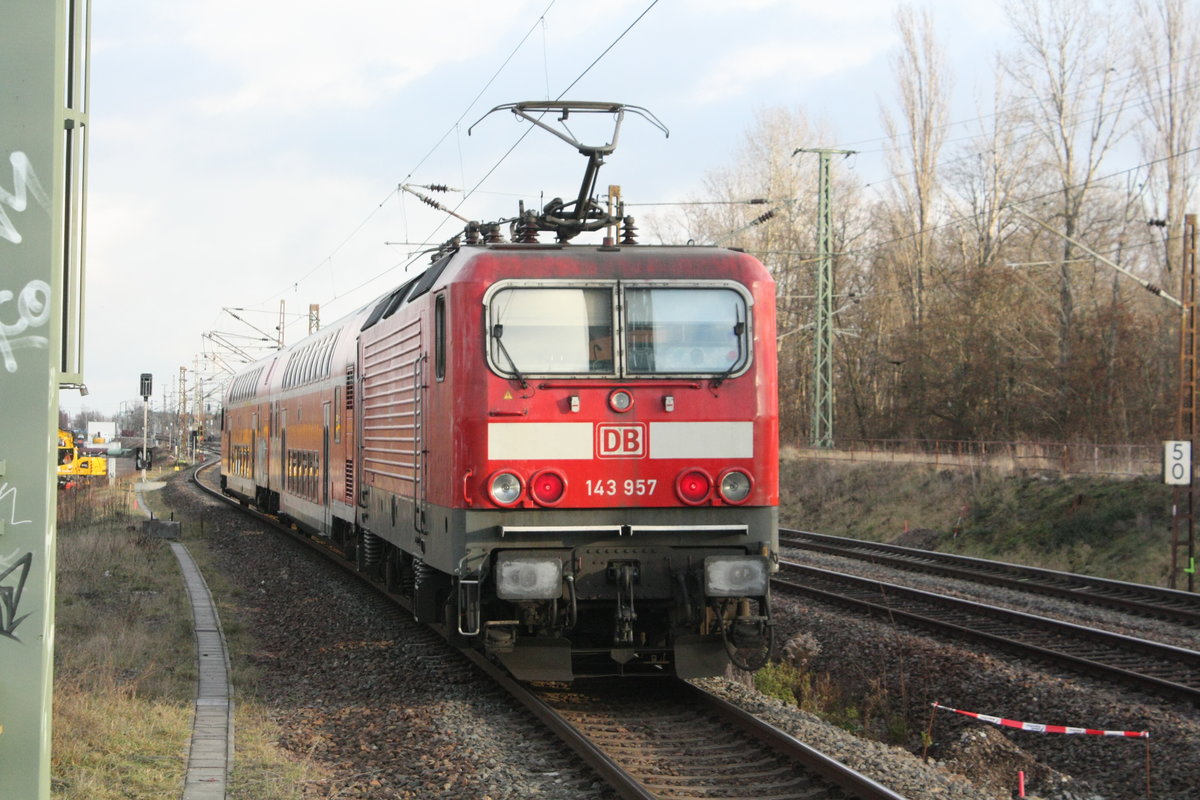 143 957 verlsst den Bahnhof Halle-Silberhhe in Richtung Halle/Saale Hbf am 13.1.21