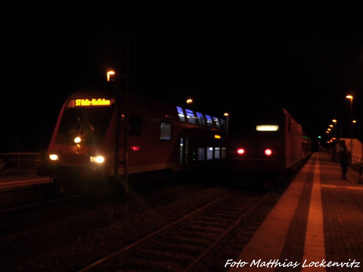 143 XXX mit ziel Trotha und mit Stuerwagen voraus 143 XXX mit ziel Nietleben im Bahnhof Halle-Sdstadt am 26.9.15