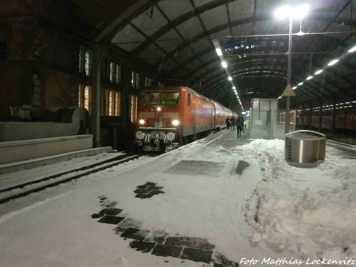 143 XXX-X mit RB 37802 mit ziel Lutherstadt Wittenberg im Bahnhof Halle (Saale) Hbf am 30.12.14