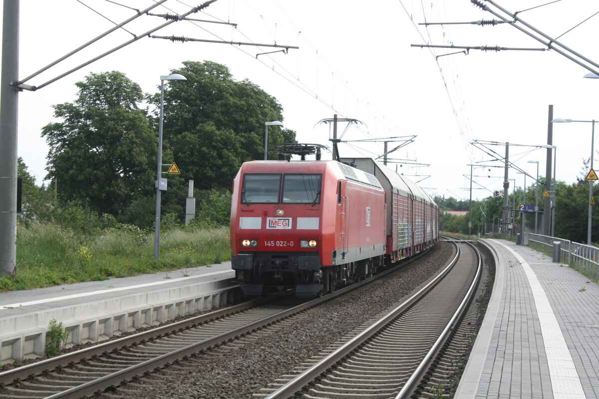145 022 der MEG mit einem Autotransportzug bei der Durchfahrt in Zberitz am 9.6.21