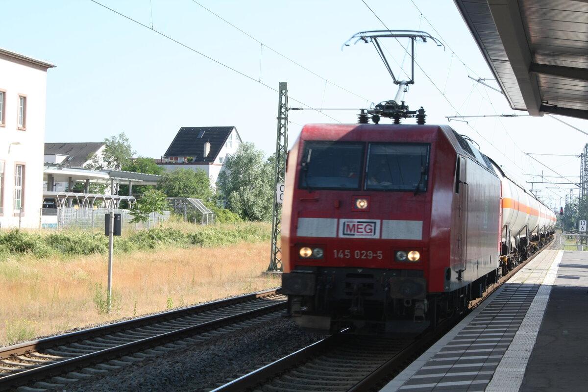 145 029 der MEG mit einem Gterzug bei der Durchfahrt im Bahnhof Merseburg Hbf am 18.6.21
