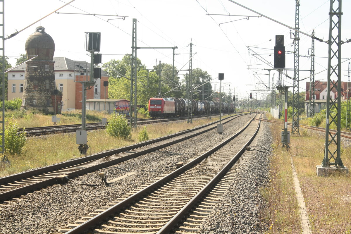 145 031 der MEG mit einem Gterzug bei der Durchfahrt im Bahnhof Merseburg Hbf am 14.8.21