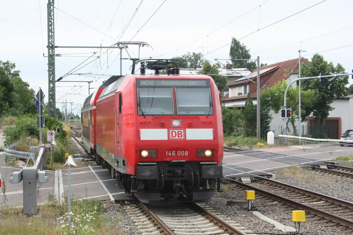 146 008 mit dem RE30 mit Ziel Magdeburg Hbf bei der Einfahrt in den Bahnhof Niemberg am 5.7.21