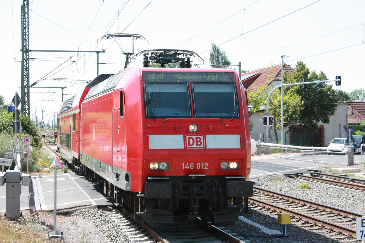 146 012 mit dem RE30 mit ziel Magdeburg Hbf bei der einfahrt in Niemberg am 30.7.20