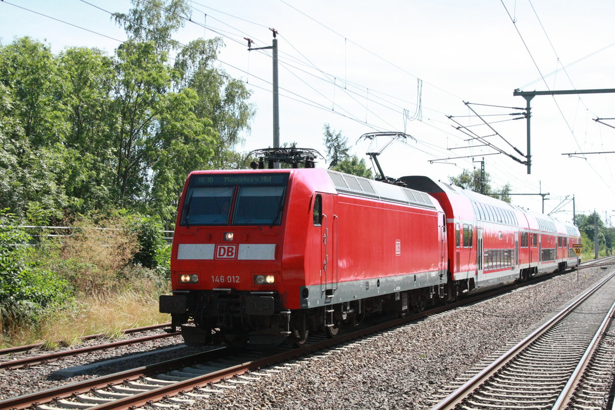 146 012 mit dem RE30 mit ziel Magdeburg Hbf bei der einfahrt in den Bahnhof Niemberg am 30.7.20