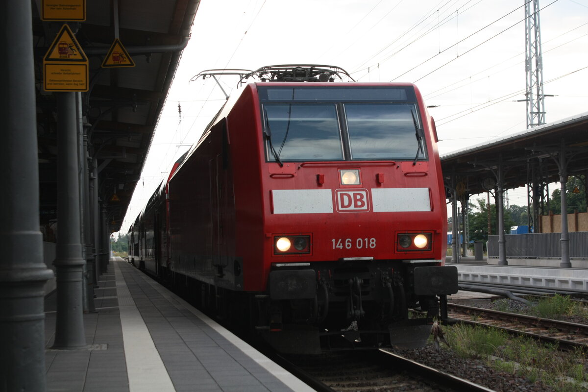 146 018 mit dem  RE30 mit ziel Uelzen im Bahnhof Stendal Hbf am 25.7.21