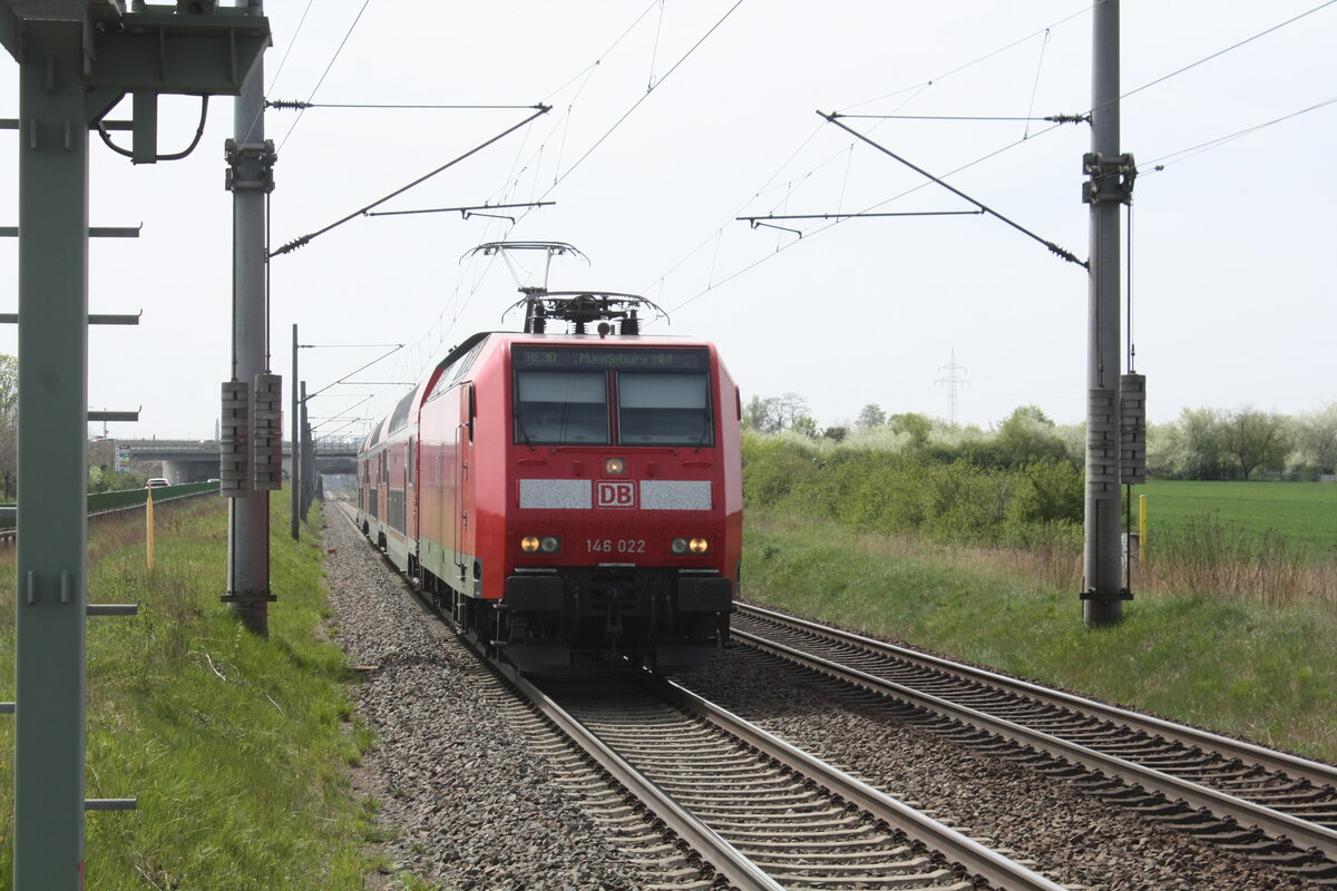 146 022 bei der Einfahrt in den Haltepunkt Zberitz am 29.4.22