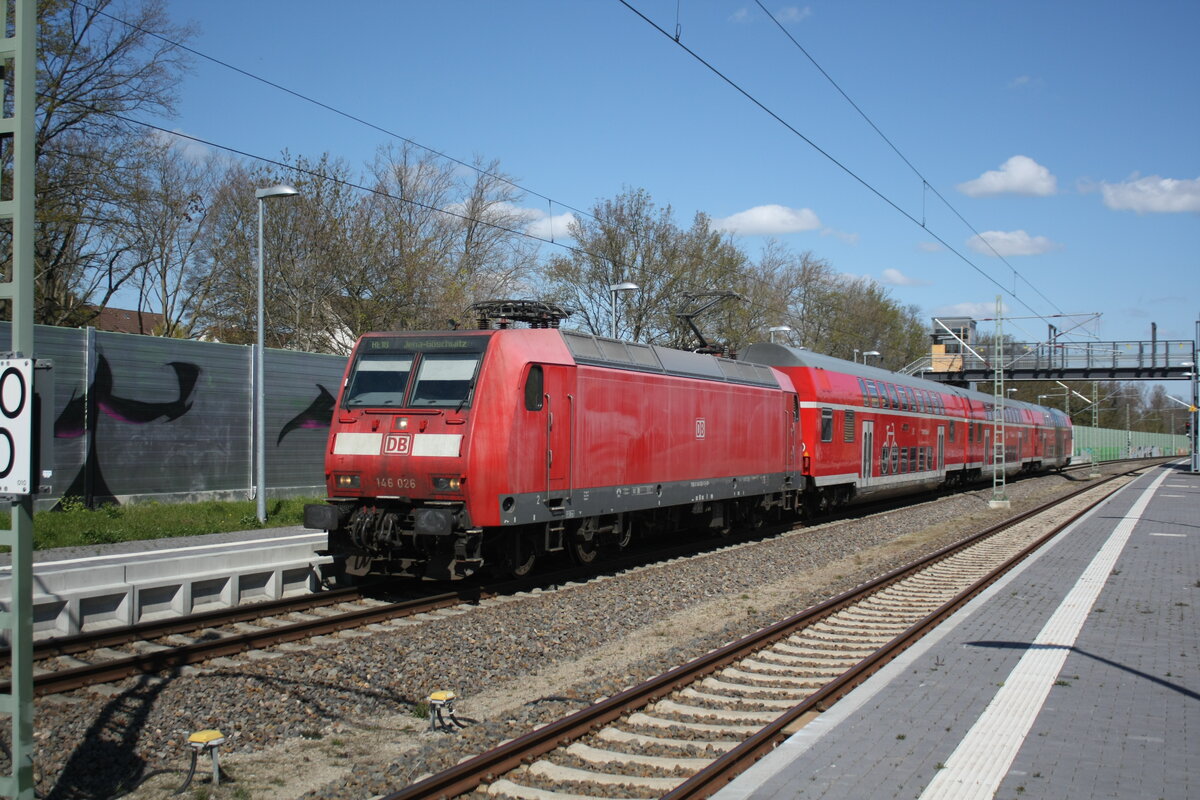 146 026 mit dem RE18 mit Ziel Jena-Gschwitz bei der Durchfahrt im Bahnhof Schkopau am 26.4.21