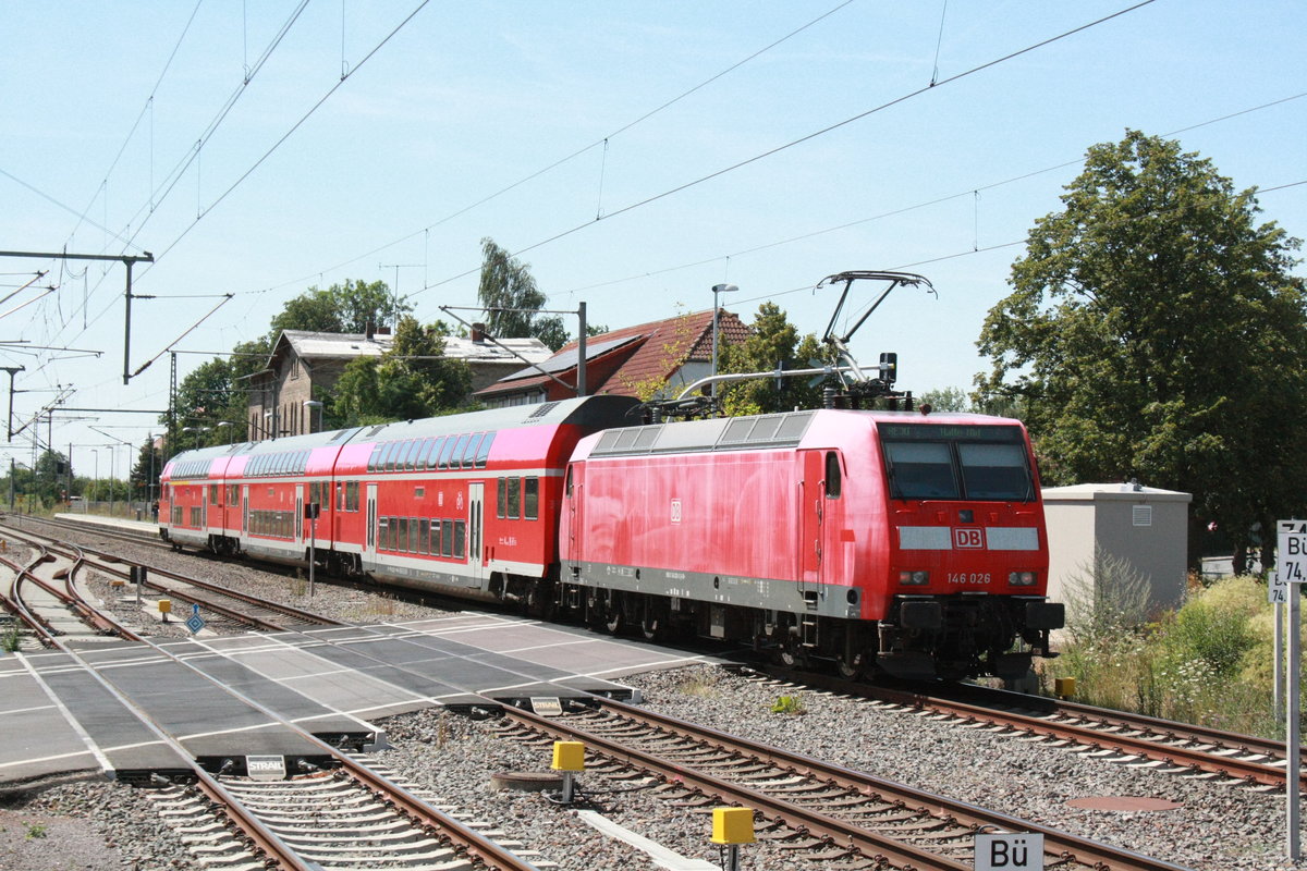 146 026 mit dem RE30 mit ziel Halle/Saale Hbf bei der einfahrt in Niemberg am 30.7.20