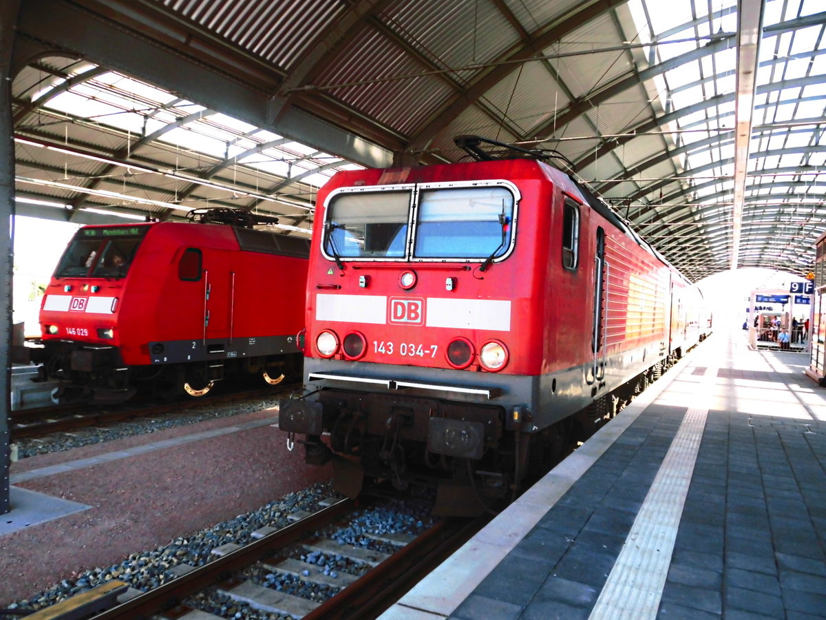 146 029 und 143 034 im Bahnhof Halle/Saale Hbf am 26.7.18