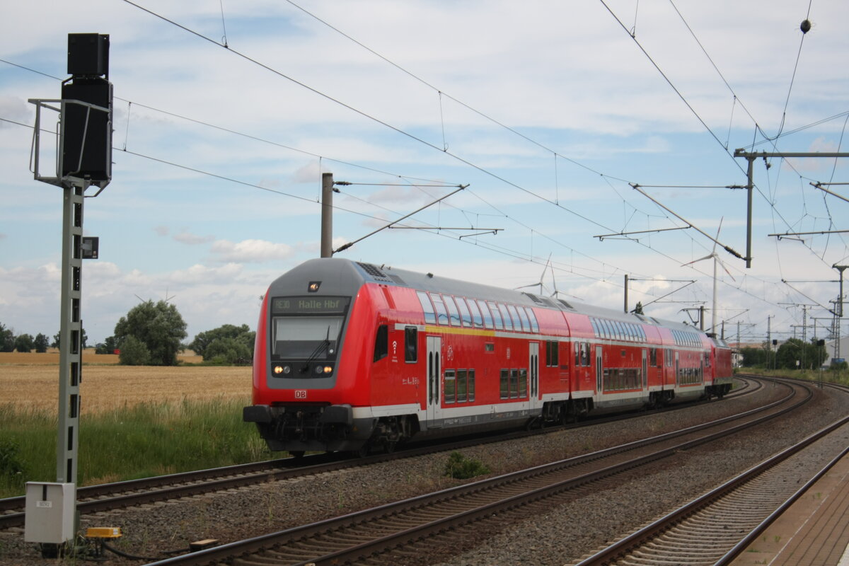 146 029 mit dem RE30 mit Ziel Halle/Saale Hbf bei der Einfahrt in den Bahnhof Niemberg am 5.7.21