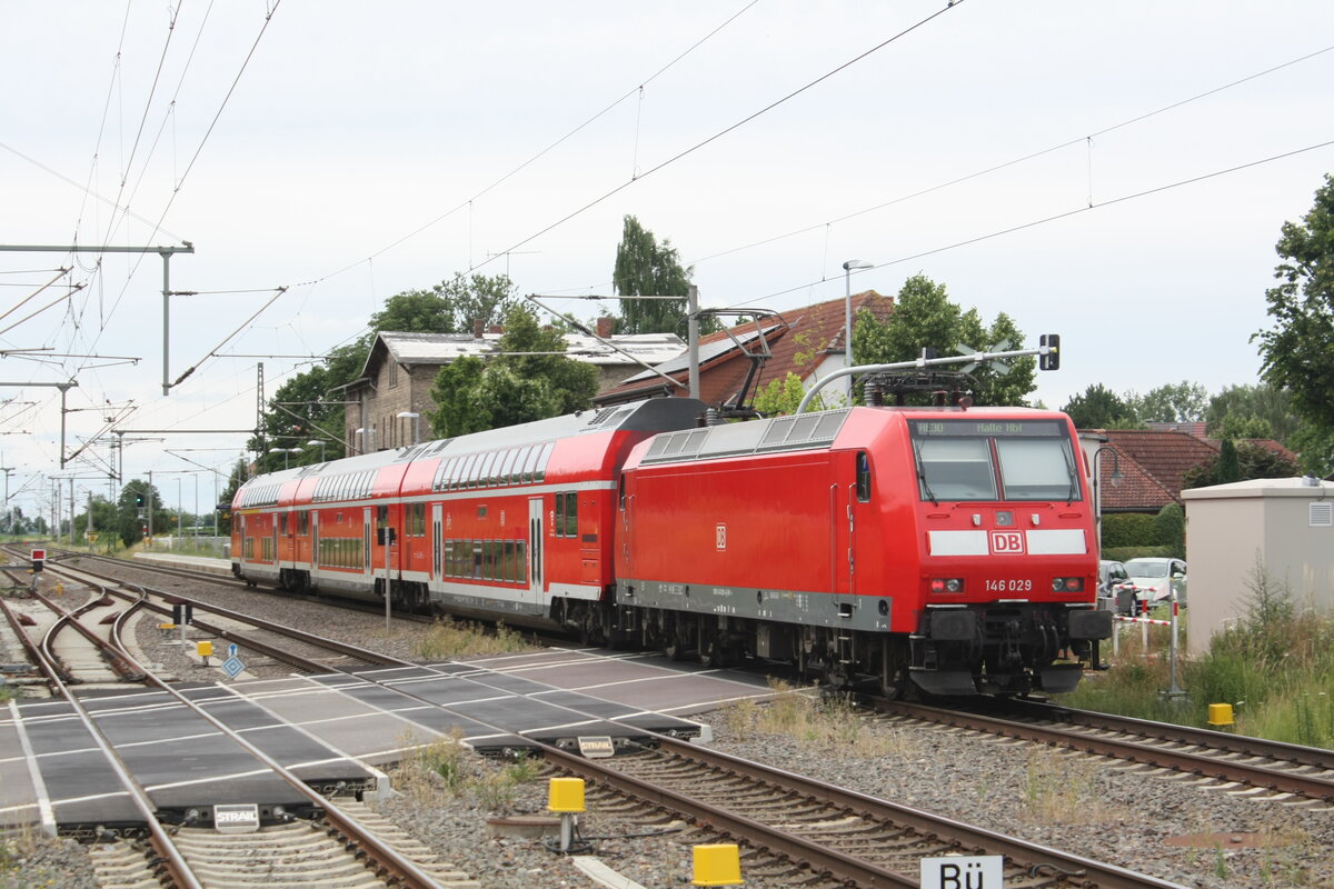 146 029 mit dem RE30 mit Ziel Halle/Saale Hbf bei der Einfahrt in den Bahnhof Niemberg am 5.7.21