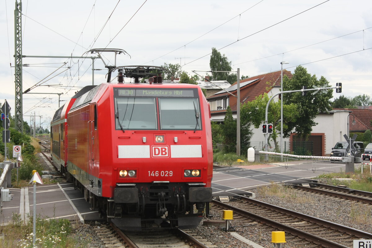146 029 mit dem RE30 mit Ziel Magdeburg Hbf bei der Einfahrt in den Bahnhof Niemberg am 5.7.21