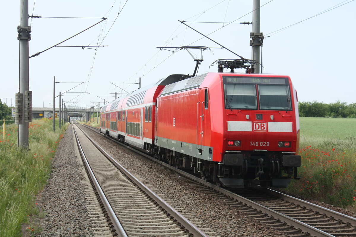 146 029 verlsst als RE30 mit ziel Halle/Saale Hbf den Bahnhof Zberitz am 9.6.21