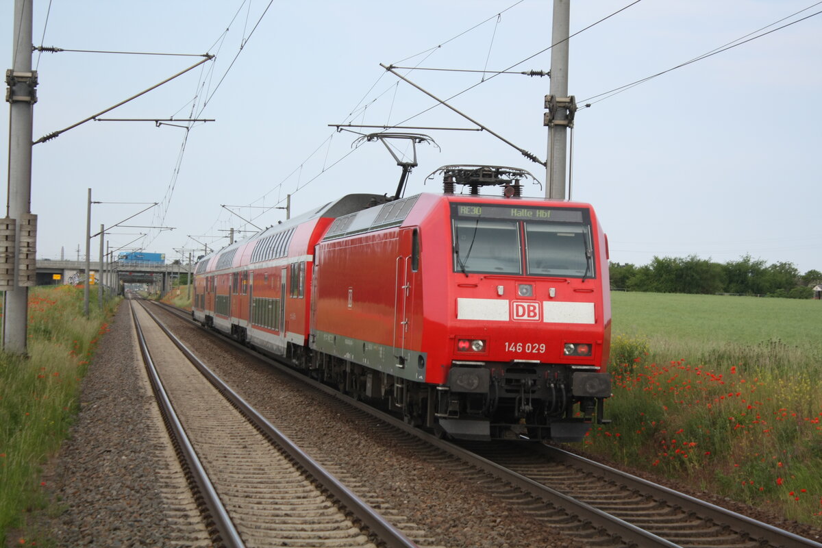 146 029 verlsst mit dem RE30 mit ziel Halle/Saale Hbf den Bahnhof Zberitz am 9.6.21