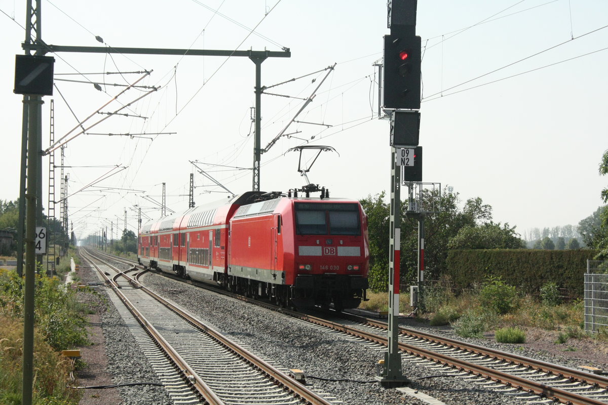 146 030 mit dem RE30 mit ziel Halle/Saale Hbf verlsst den Bahnhof Stumsdorf am 11.8.20
