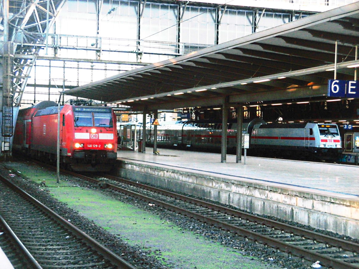 146 129-2 als RE8 mit ziel Bremerhaven-Lehe und 146 556-6 mit einem InterCity 2 (IC2) im Bremer Hbf am 7.1.18