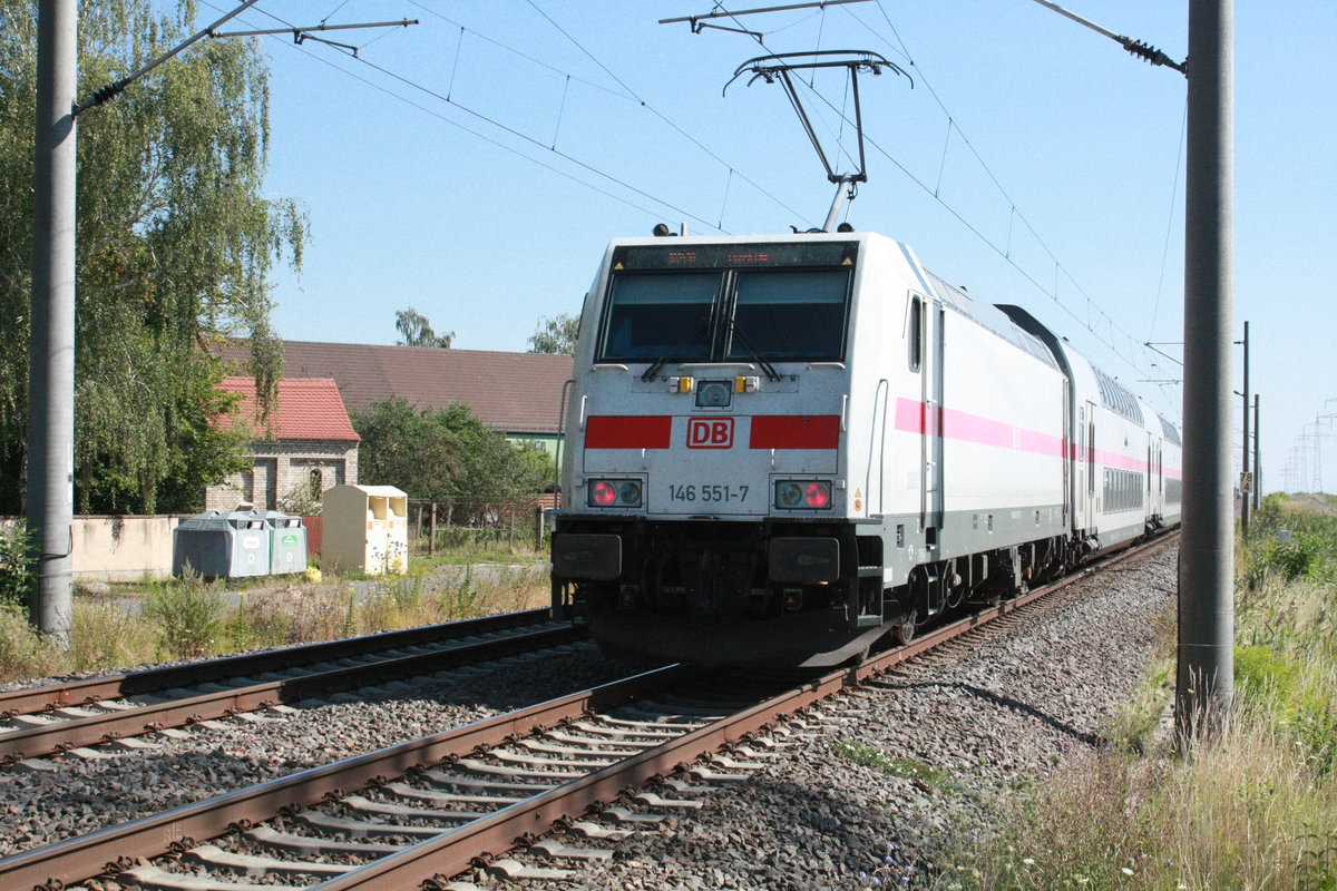 146 551 mit ihrer IC2 Garnitur zwischen Zberitz und Niemberg am 30.7.20