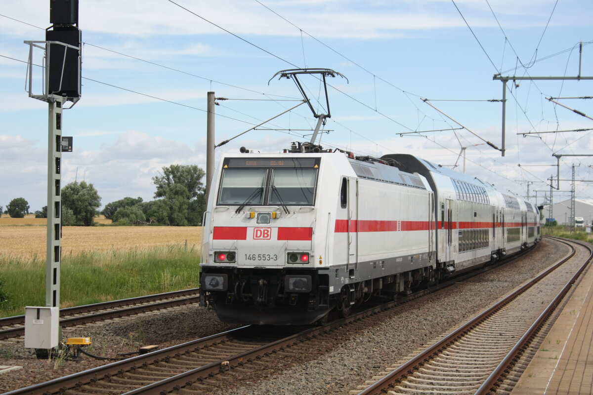146 553 mit einem InterCity bei der Durchfahrt im Bahnhof Niemberg am 5.7.21