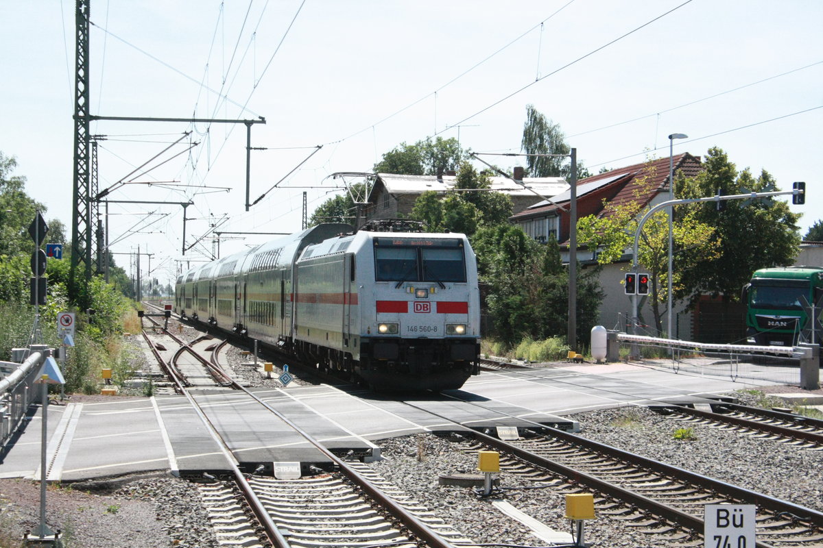 146 560 mit ihrer IC2 Garnitur bei der Durchfahrt in Niemberg am 30.7.20