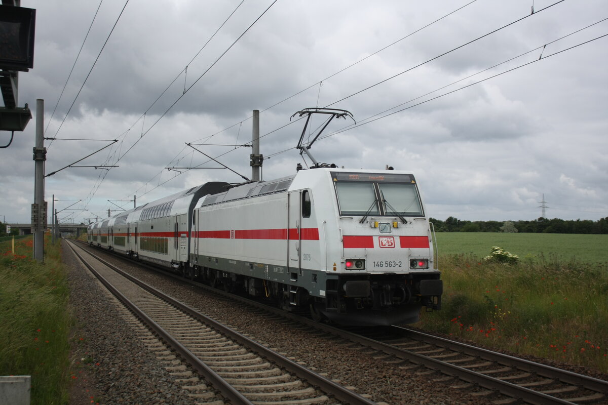 146 563 mit einem InterCity bei der Durchfahrt im Bahnhof Zberitz am 13.6.21