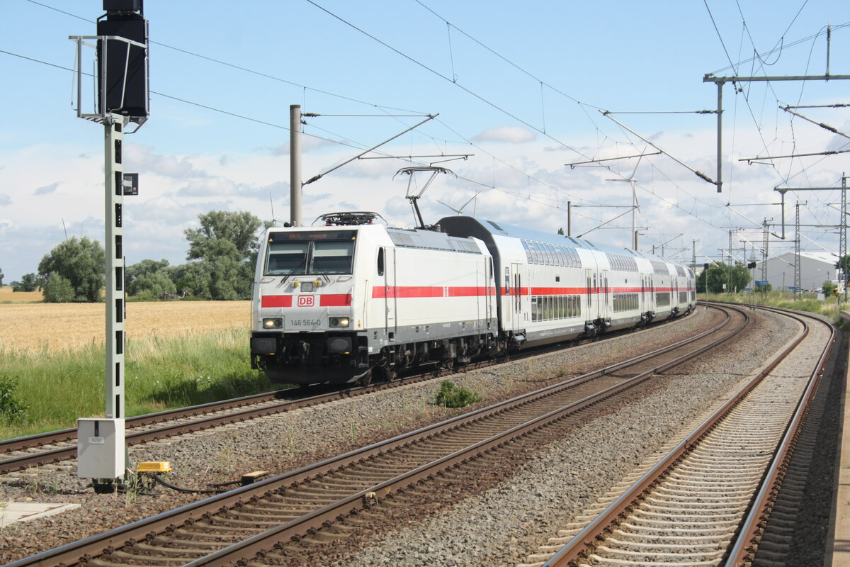 146 564 mit einem InterCity bei der Durchfahrt im Bahnhof Niemberg am 5.7.21