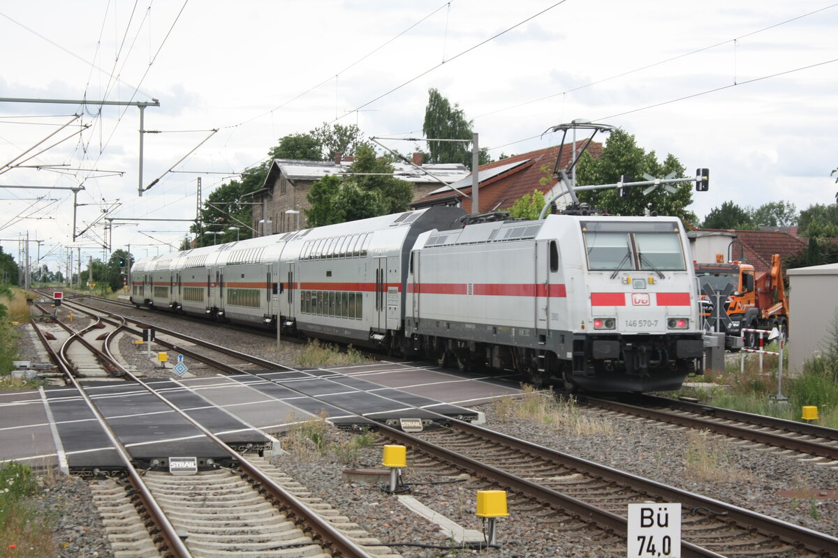 146 570 mit einem InterCity bei der Durchfahrt im Bahnhof Niemberg am 5.7.21